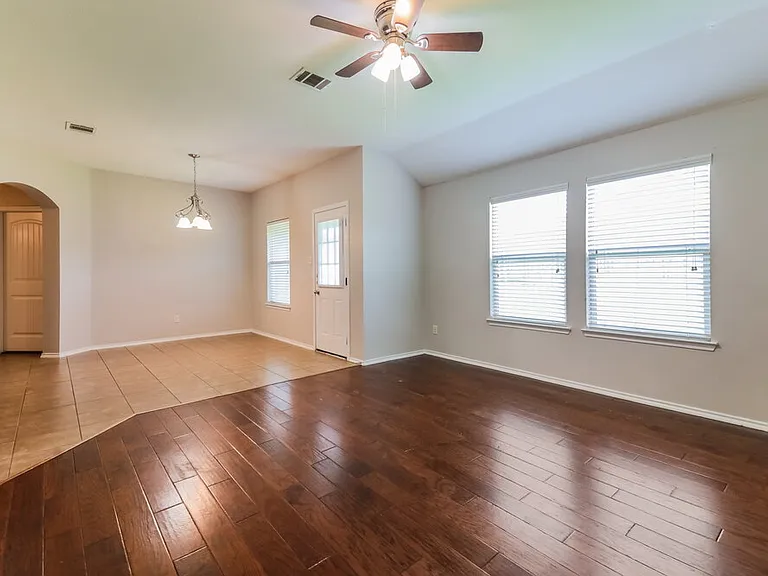 2116 Meadow View Dr — Photo 5