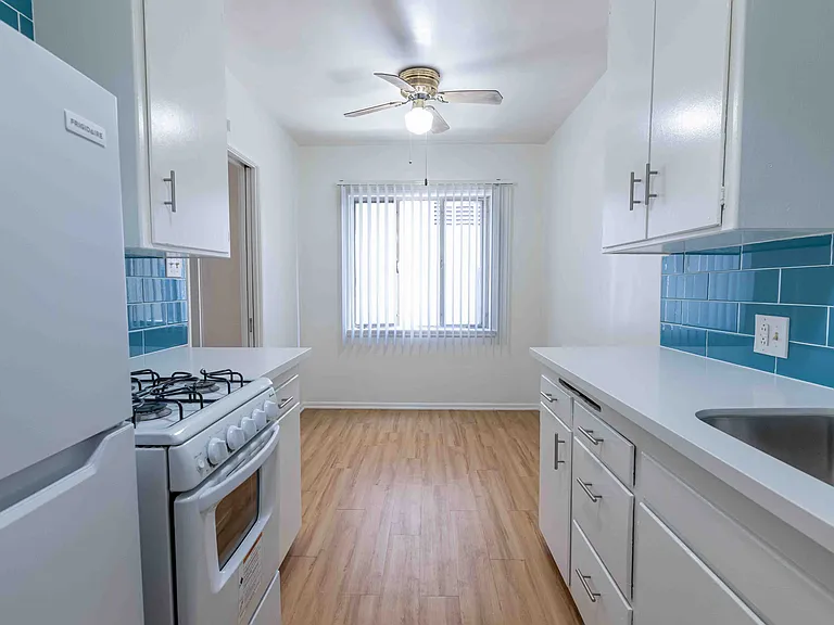 Gayley Manor Apartments — Photo 65