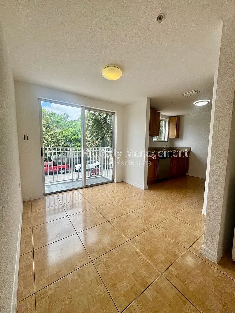 Building Photo - 498 SW 6th St #203