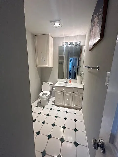 4 bed, 2.5 bath, 2700 sqft, $884 — Photo 2
