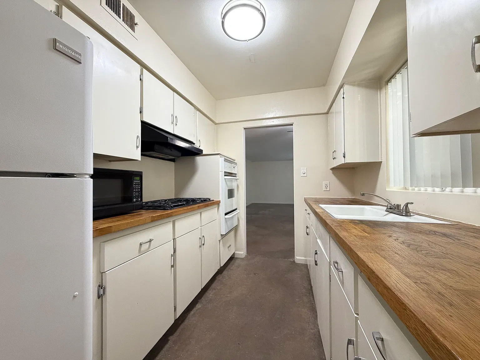330 W Medlock Dr — Photo 3