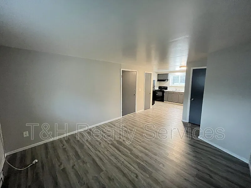 1152 Evans Ave — Photo 4