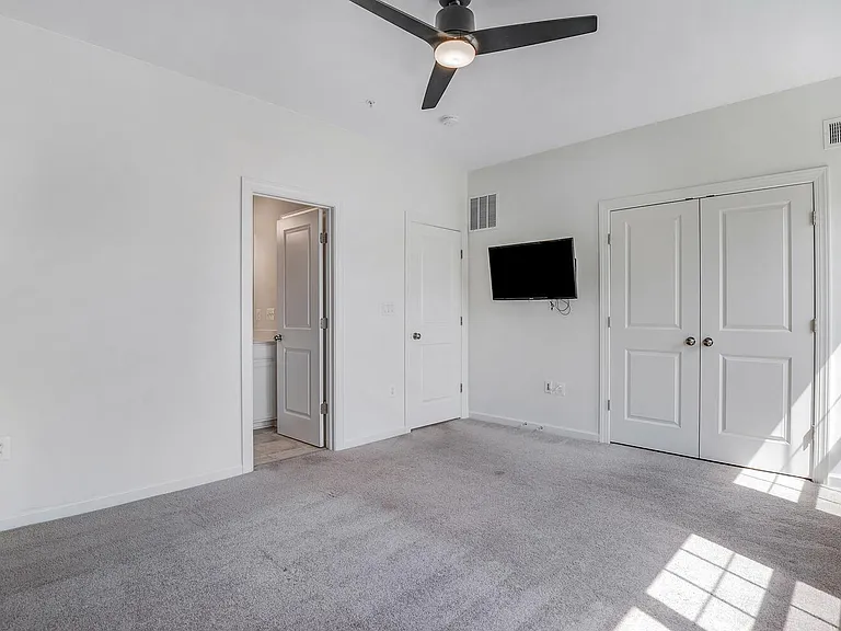 4725 Cherokee St — Photo 43