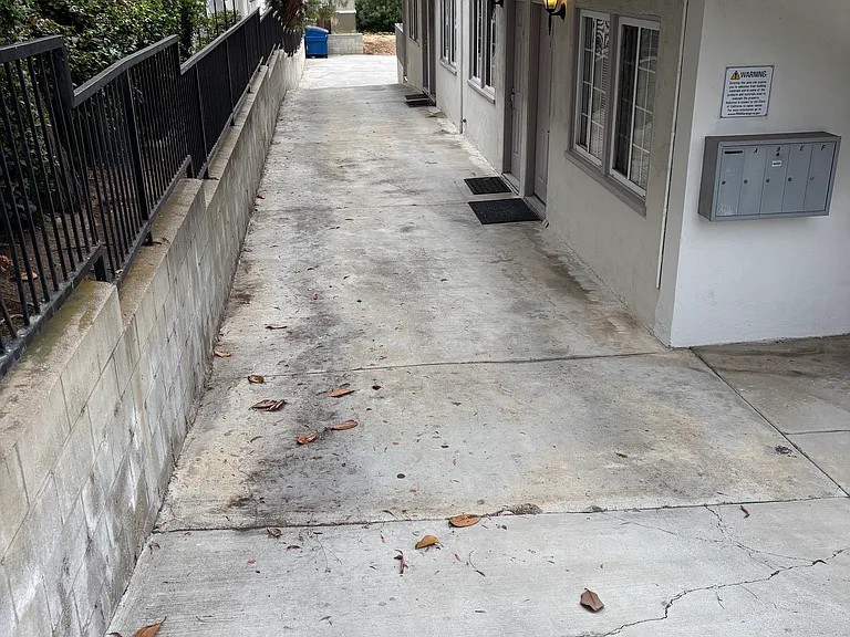 221 E Ash St — Photo 11