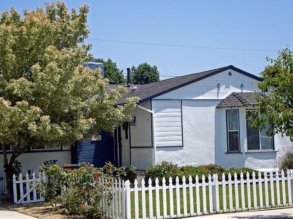 Charming House w/white picket fence