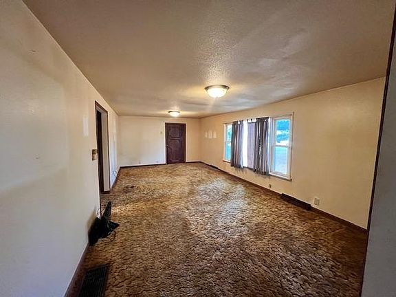 5th image of 913 S 15th St