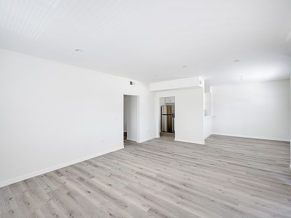 4th image of 14526 Hartland St #308