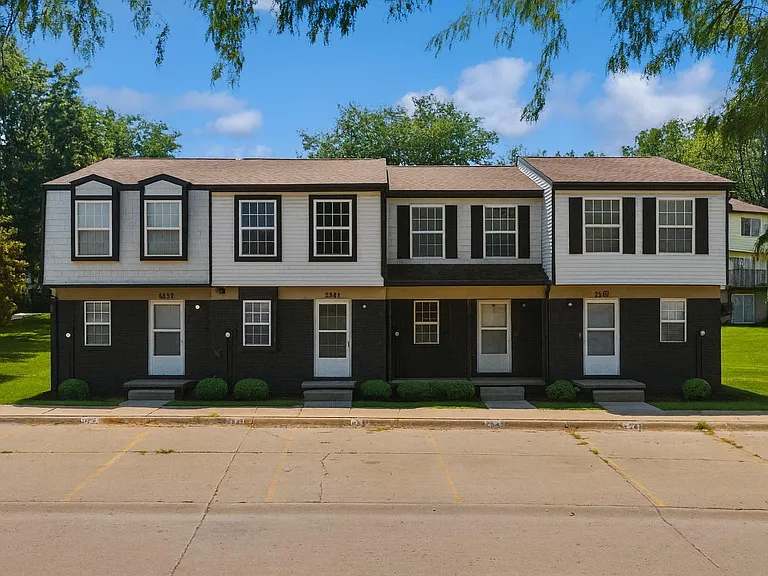 2555 Clearwater Ct — Photo 2