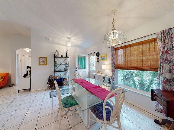5th image of 34 Pebble Wood Ln