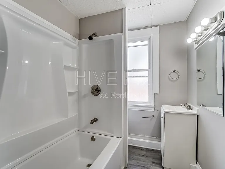 1758 Brewster Ave — Photo 22
