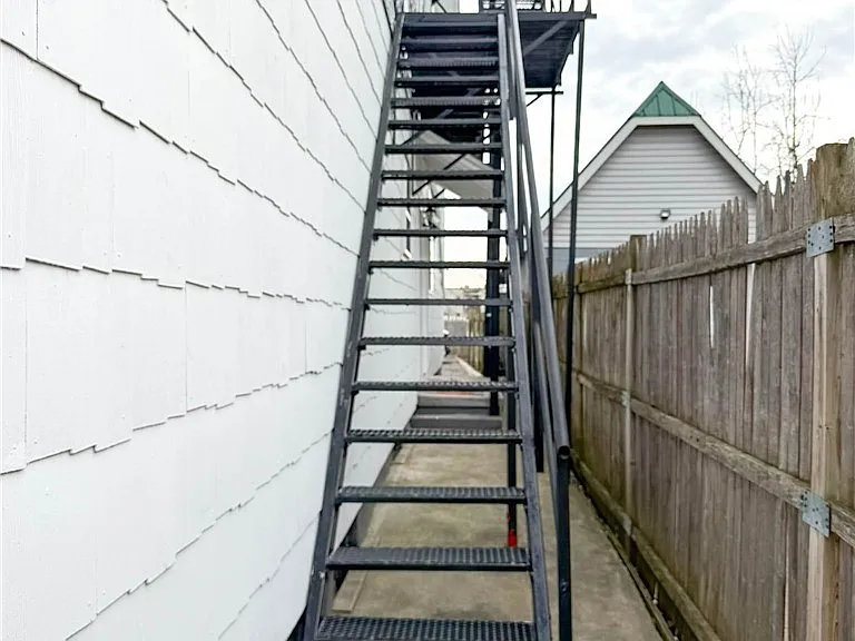 1015 White Pl — Photo 23