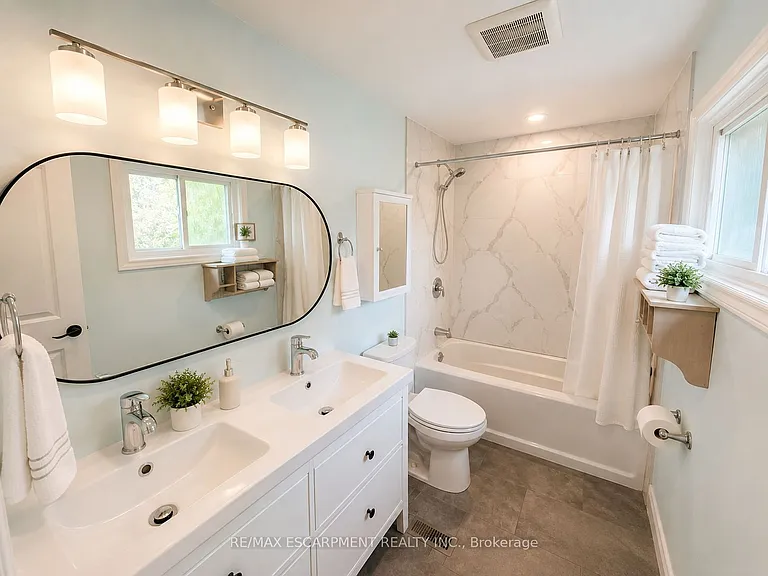 421 Canterbury Cres — Photo 13