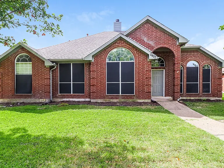 2407 Springfield Dr — Photo 1