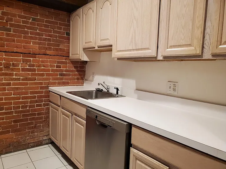1750 Washington St #8 — Photo 4