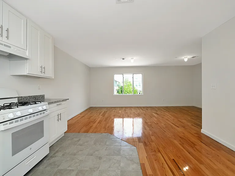 14 Girard St #B — Photo 2