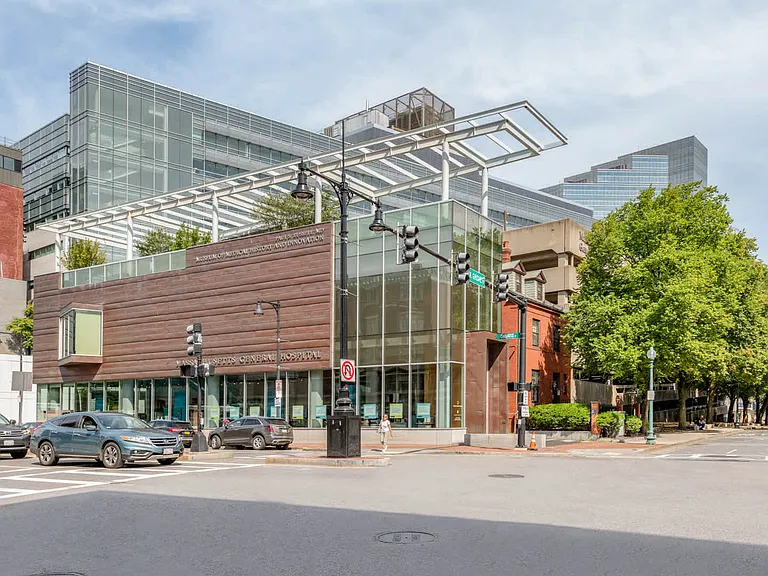 Less than 1 mile from Massachusetts General and the Museum of Medical History and Innovation.