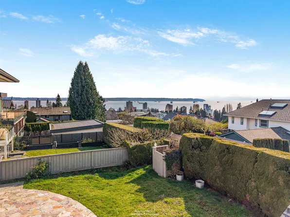 1405 20th St, West Vancouver, BC V7V 3Z8