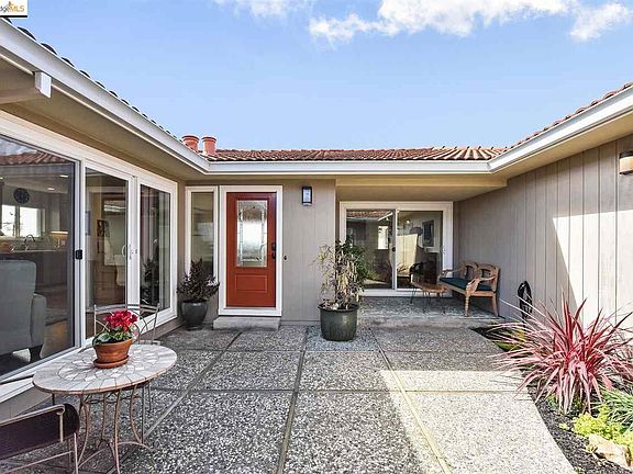 5th image of 2621 Marineview Dr