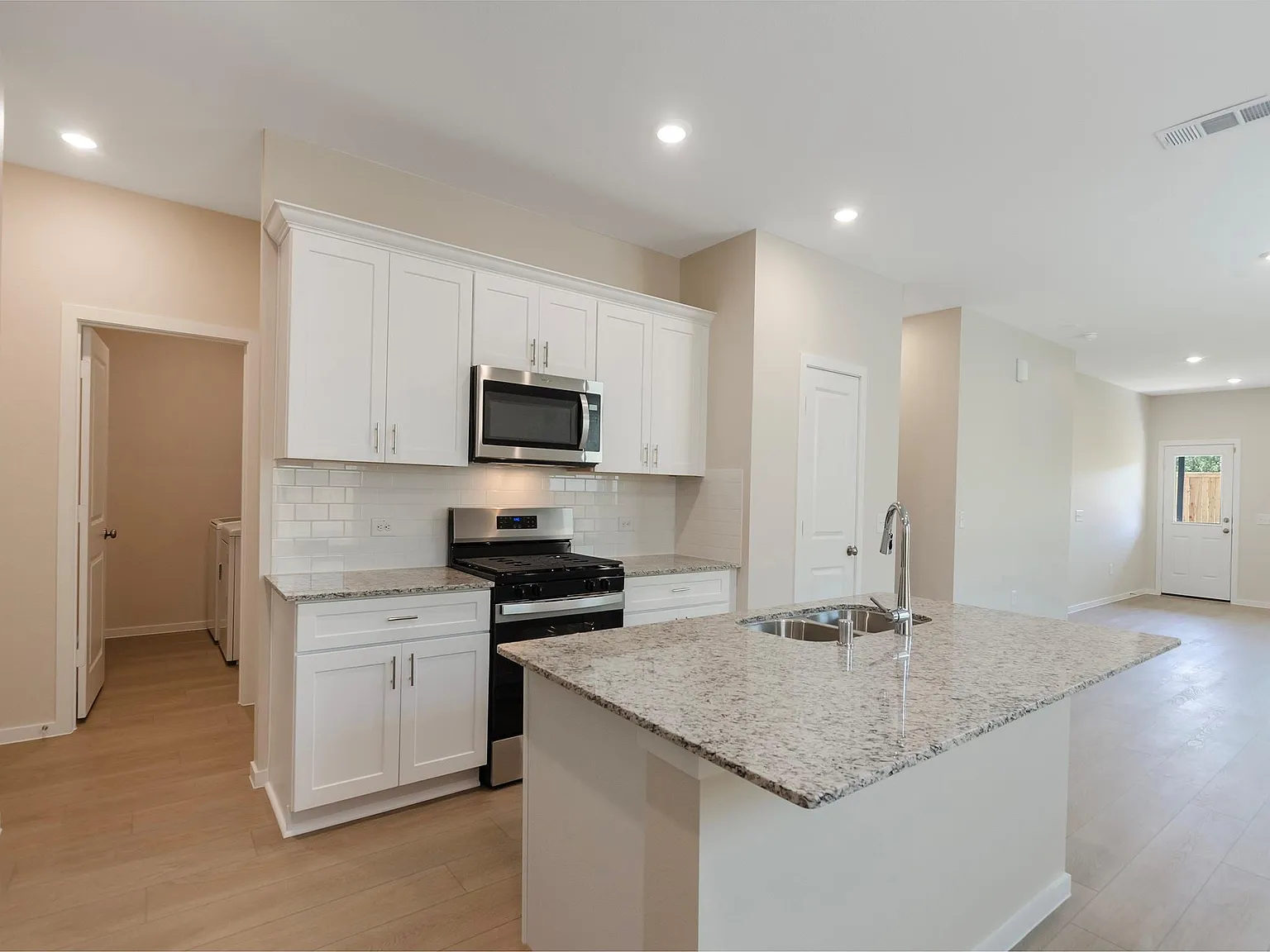 4 bed, 2.5 bath, 2536 sqft, $2,475 — Photo 2