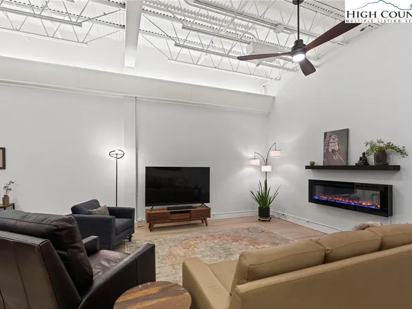 215 S Jefferson Avenue #102, West Jefferson, NC 28694