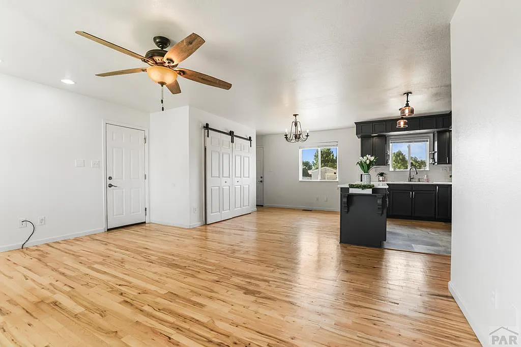 3 bed, 1100 sqft, $1,900 — Photo 3