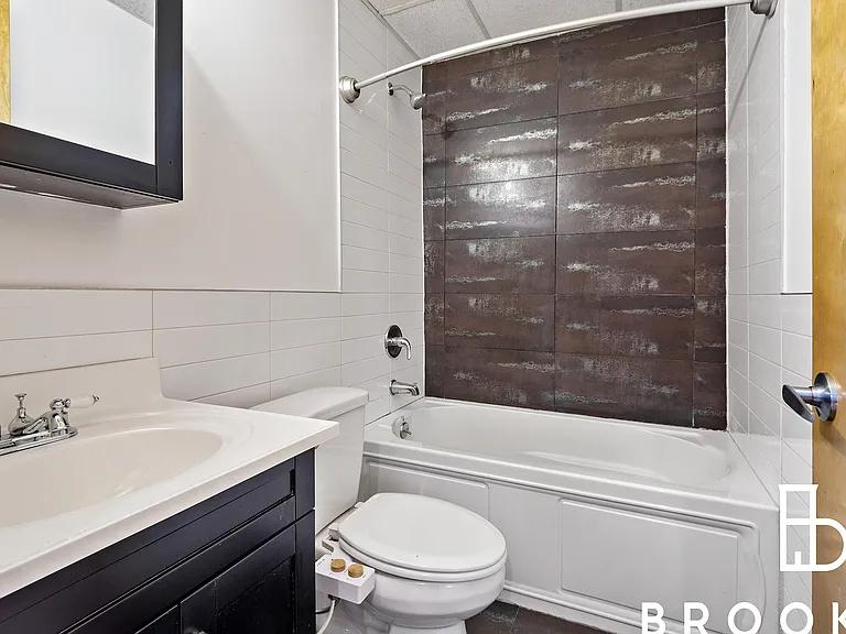 600 Saint Marks Ave #4L — Photo 4