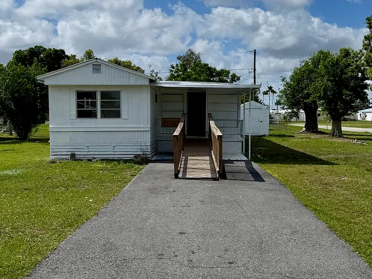 1219 W Hall St — Photo 1