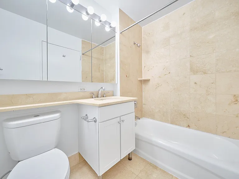 160 Riverside Blvd #16P — Photo 16