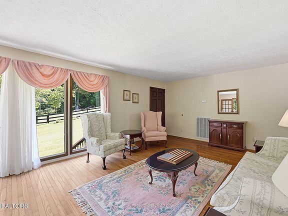 4th image of 973 Ridge Circle Rd