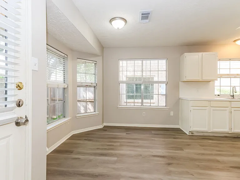 4910 Stone Harbor Dr — Photo 7