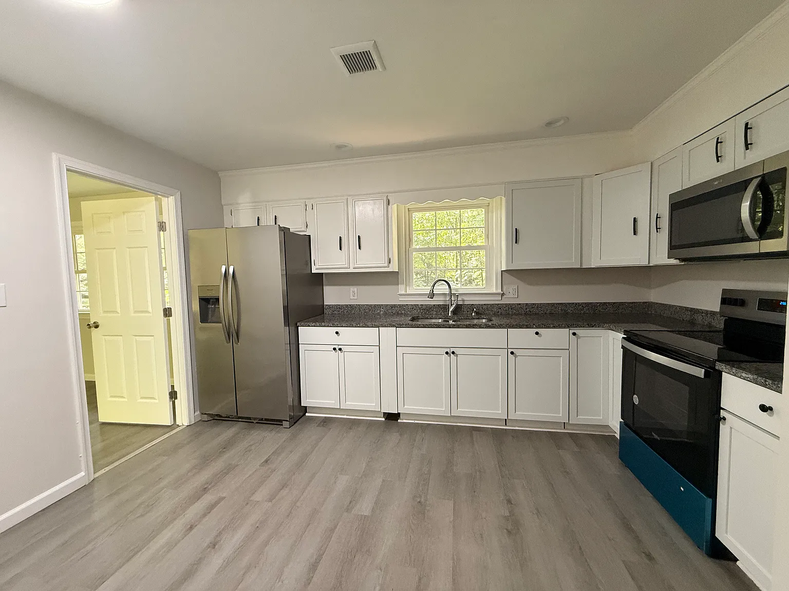 5 bed, 2692 sqft, $3,200 — Photo 3
