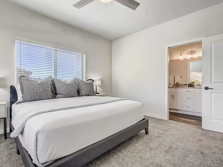 2220 E La Salle St — Photo 35