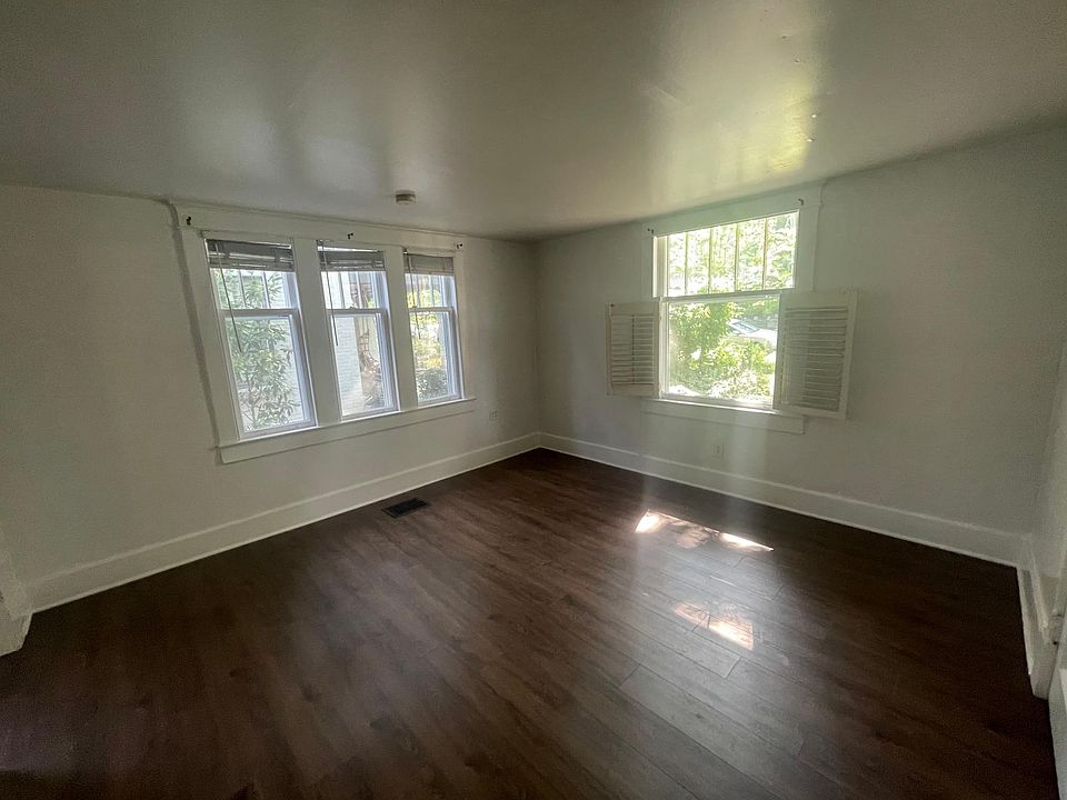 1st image of 2810 Oakland Ave APT 2