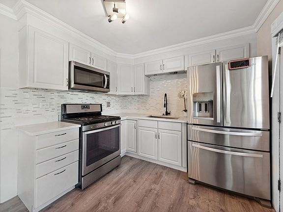 4th image of 1220 Beverly Dr