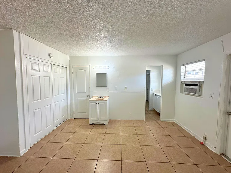 4611 South Congress Ave — Photo 17