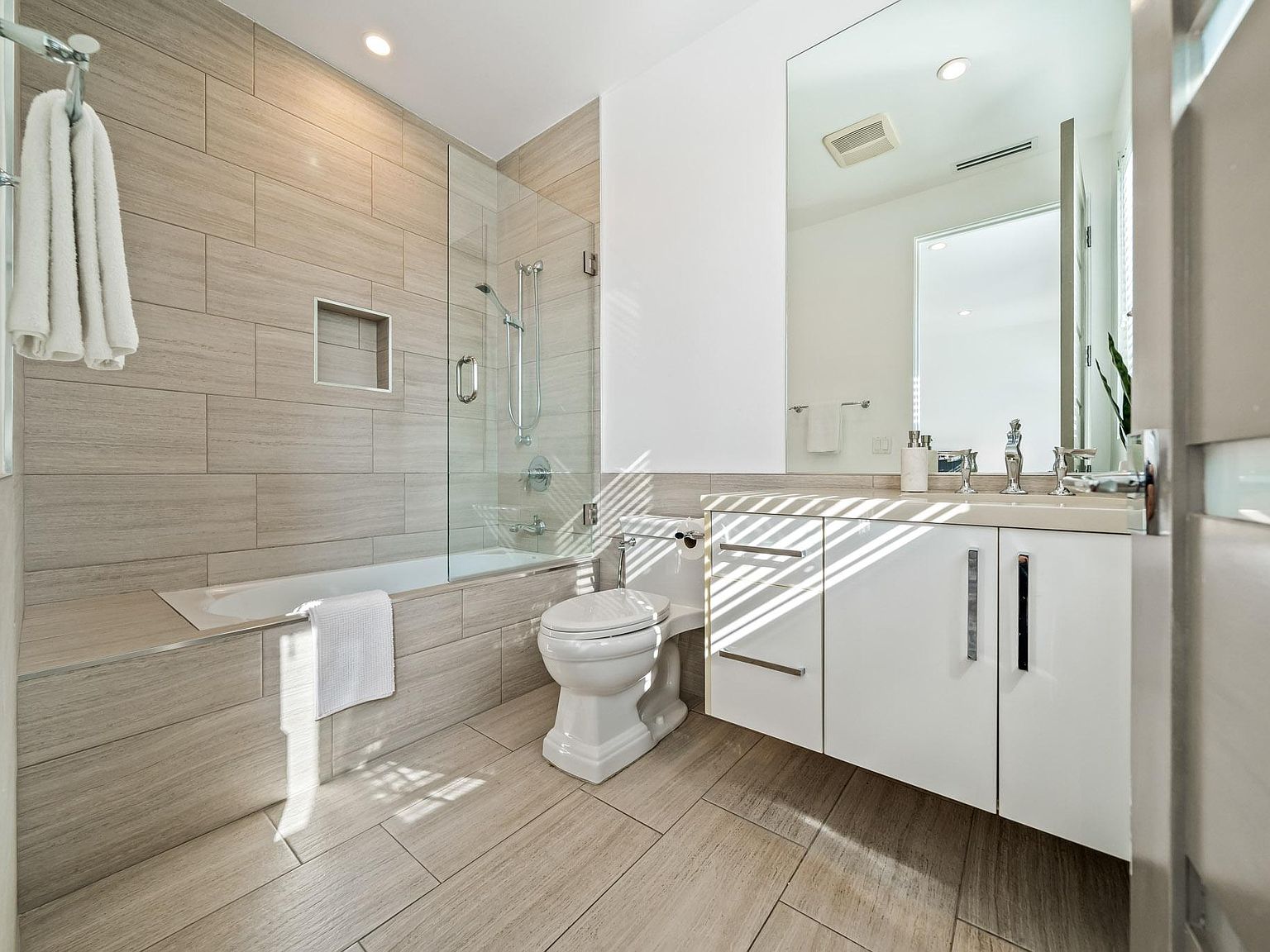 Los Angeles, CA 90048