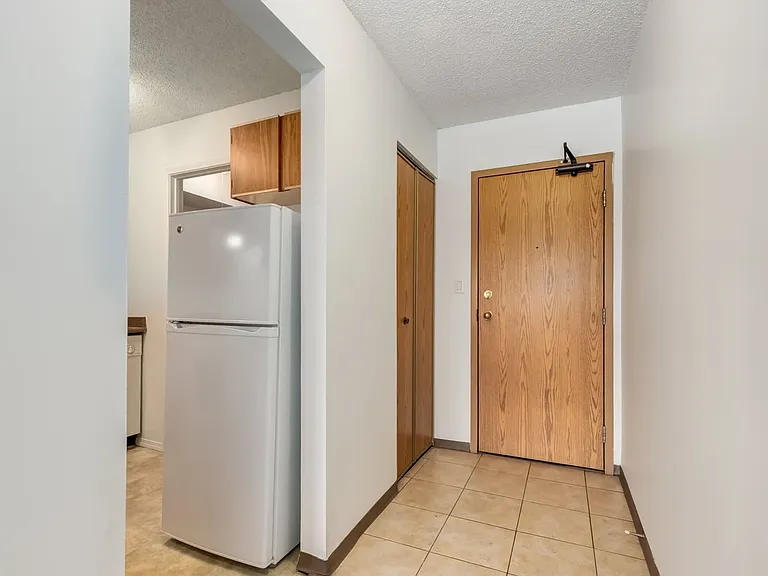 2404 16a St SW — Photo 16