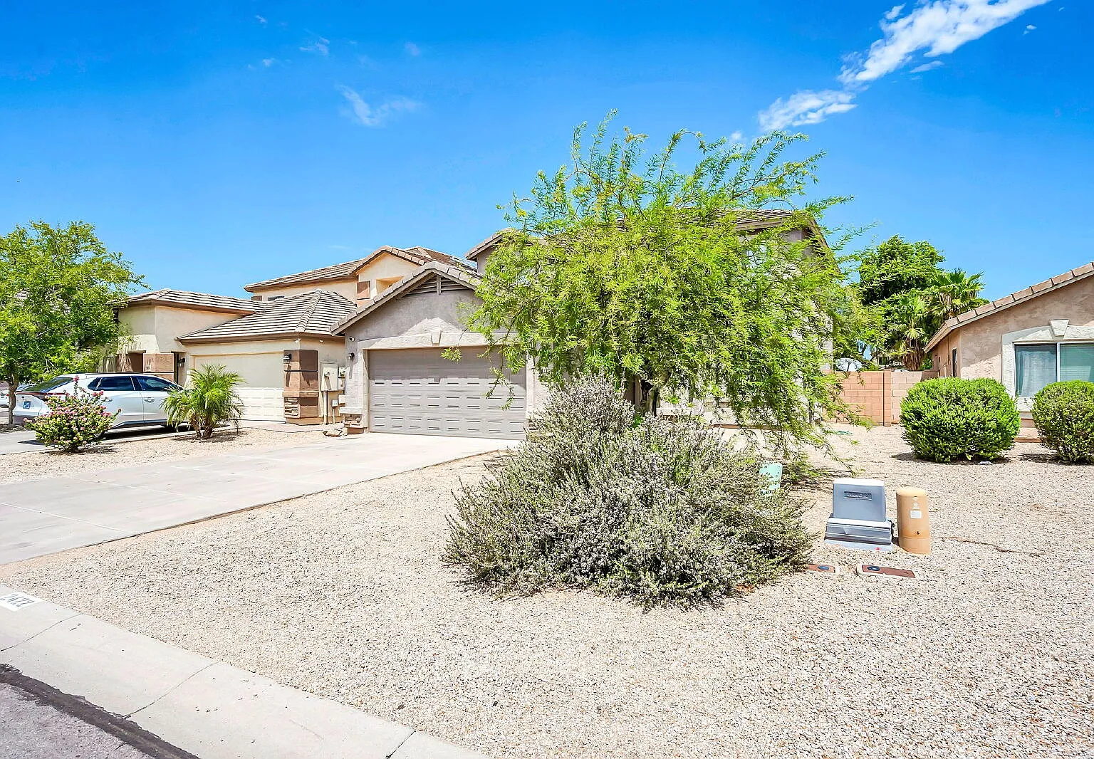 3 bed, 2.5 bath, 2069 sqft, $2,050 — Photo 2