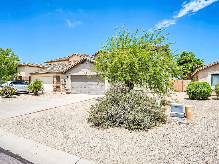2422 E Olivine Rd — Photo 2