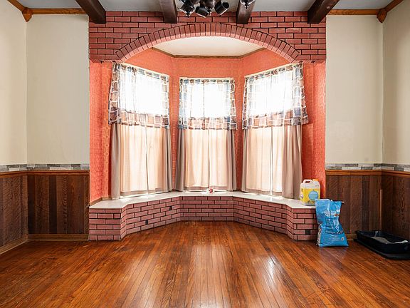 5th image of 409 E Washington St