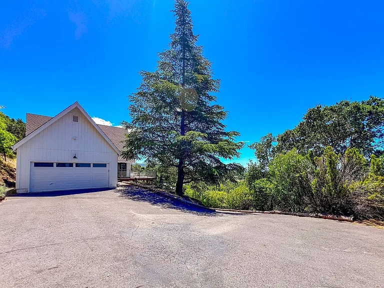 542 E Spring St — Photo 3
