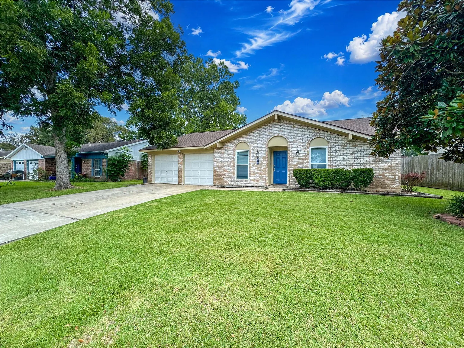 3 bed, 2.0 bath, 1279 sqft, $2,200 — Photo 2