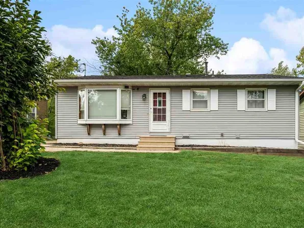 1524 Woodside Dr NW, Cedar Rapids, IA 52405