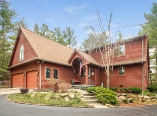 10046 Rolling Greens Dr, Pinckney, MI 48169