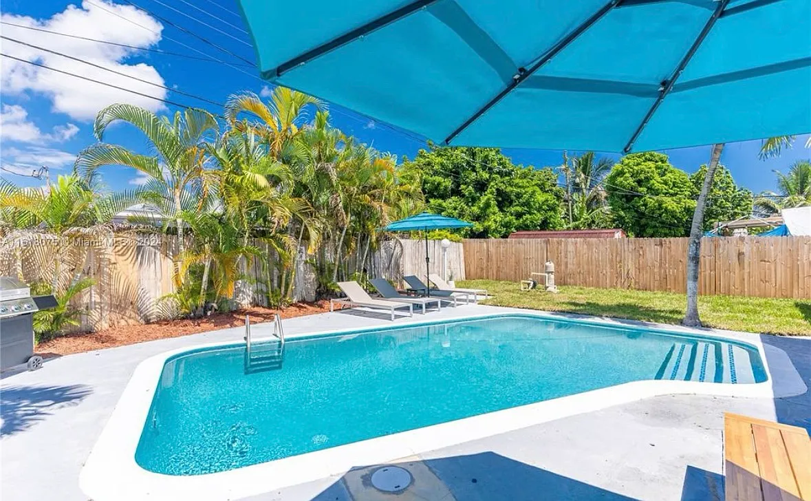 6425 SW 22nd Ct — Photo 1