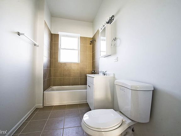 7120 S Wabash Apartments Chicago Bathroom_1