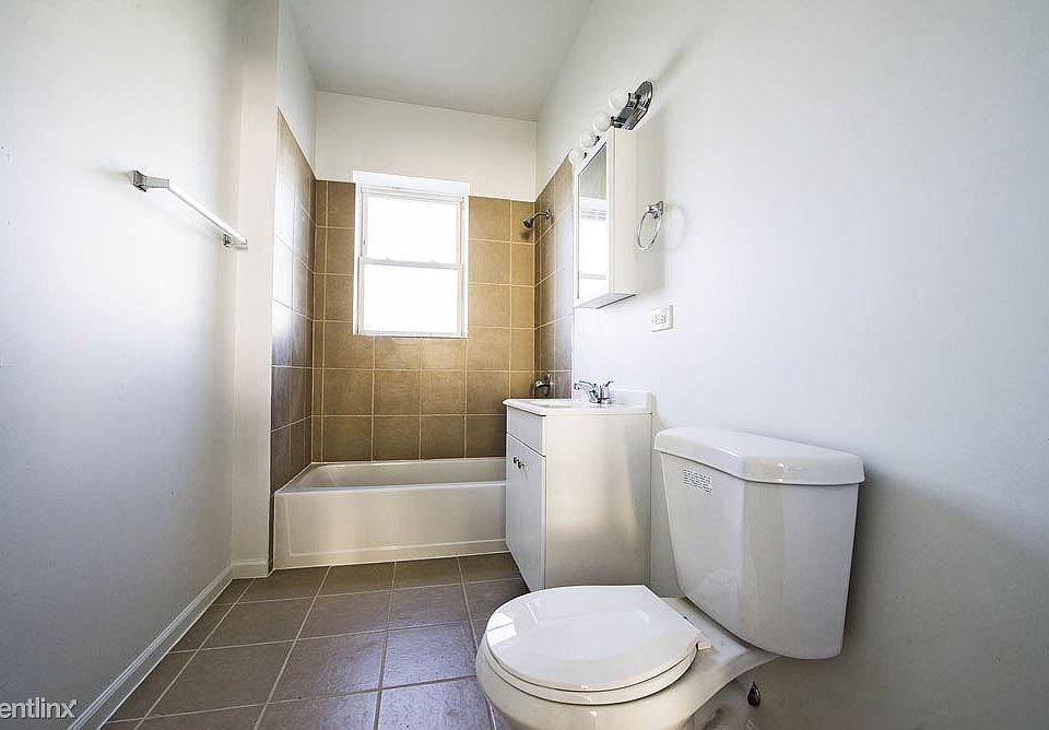 7120 S Wabash Apartments Chicago Bathroom_1