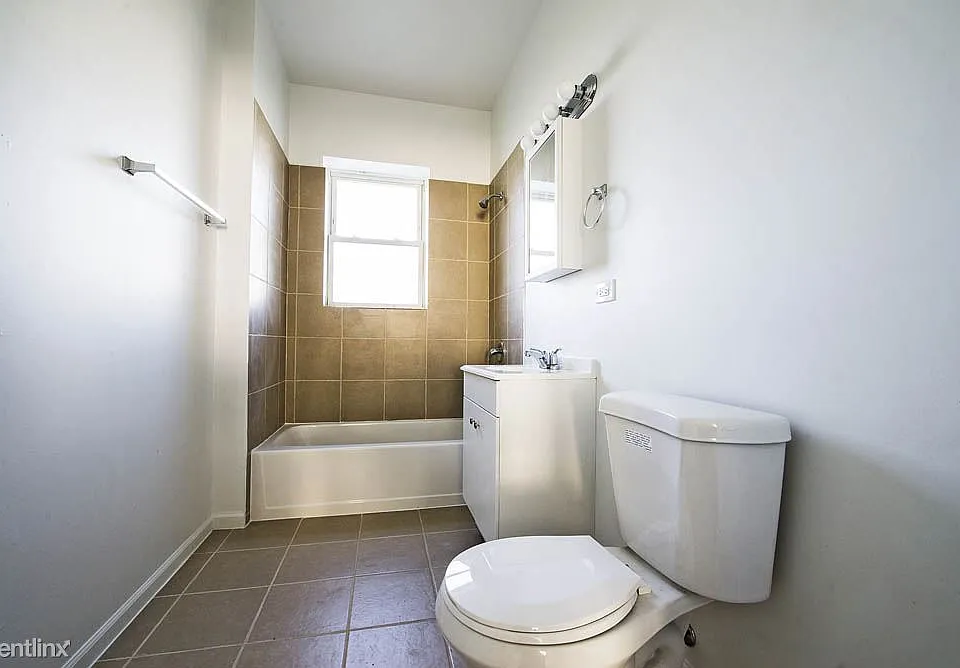 7120 S Wabash Apartments Chicago Bathroom_1