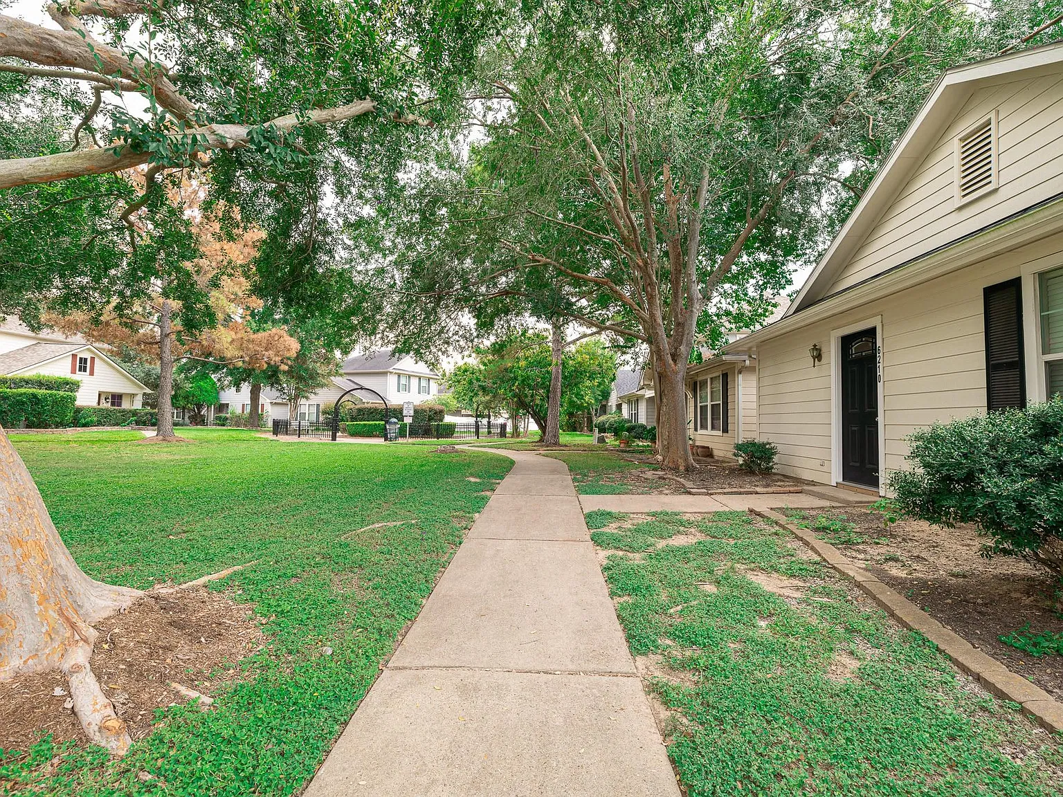 3 bed, 2.0 bath, 1008 sqft, $1,775 — Photo 2