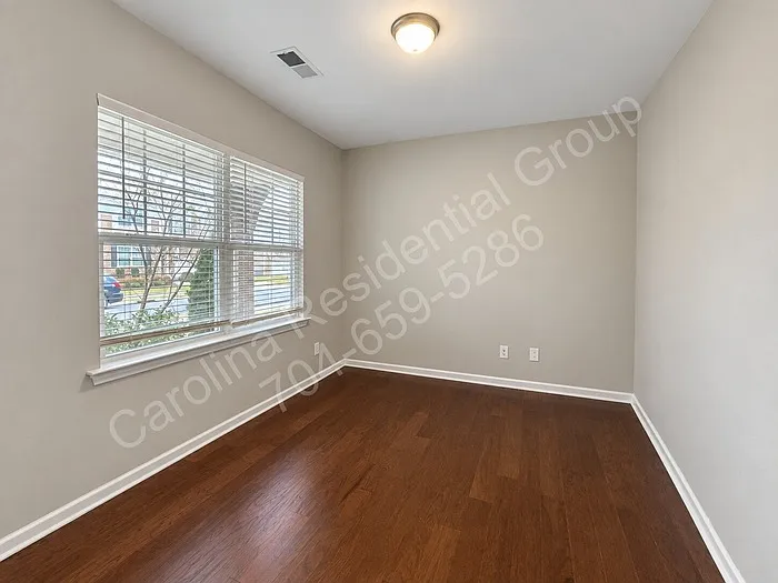 5 bed, 4.5 bath, 3243 sqft, $3,050 — Photo 2